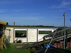 Die hintere Wand steht.