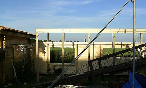 Die hintere Wand steht.