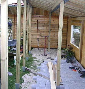 Der Boden wird gepflastert.