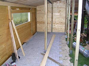 Der Boden wird gepflastert.