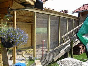 Volierendraht wird angebracht.