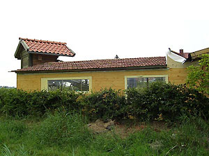 Die Rckseite mit Fenstern und fertig geziegeltem Dach.