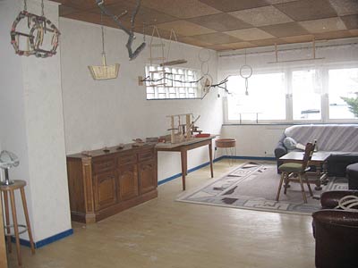 erschiedene Spielzeuge / Sitzpltze hngen unter der Decke.