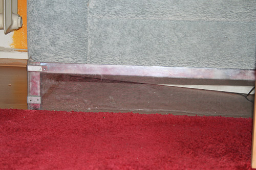 Der Freiraum unterm Sofa wurde mit Plexiglas verkleidet